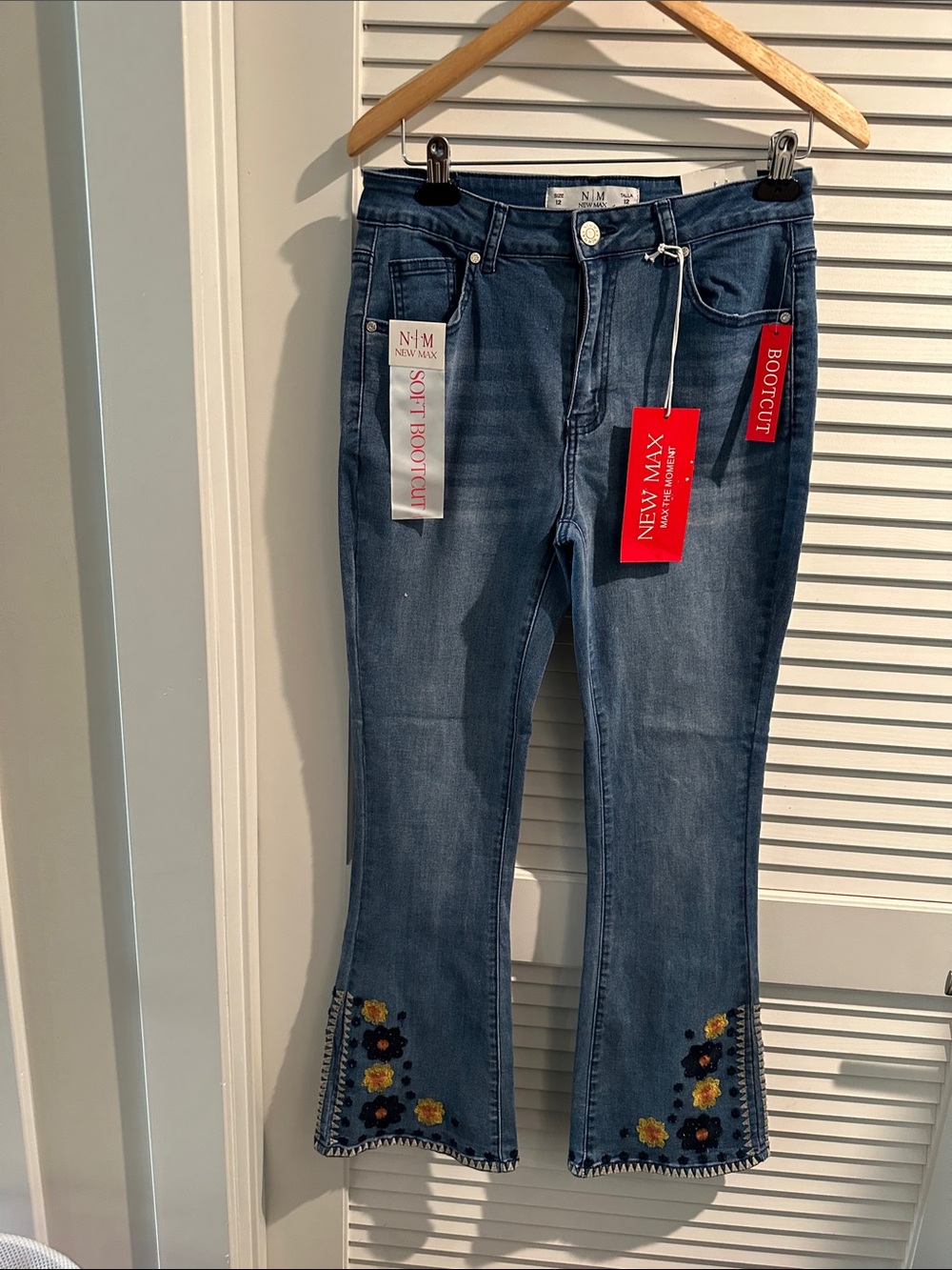 NWT New Max Soft Bootcut Acid Wash Embroidery Legs Jeans w/five pockets. Size 12
